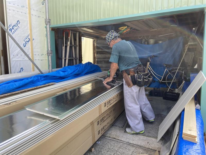 ガイソー青森店のブログです。本日は、 YKKAPアイアンベール仕様カバー工事 ガルバリウム鋼板仕様屋根葺き替え工事の現場をお伝えします。｜ガイ